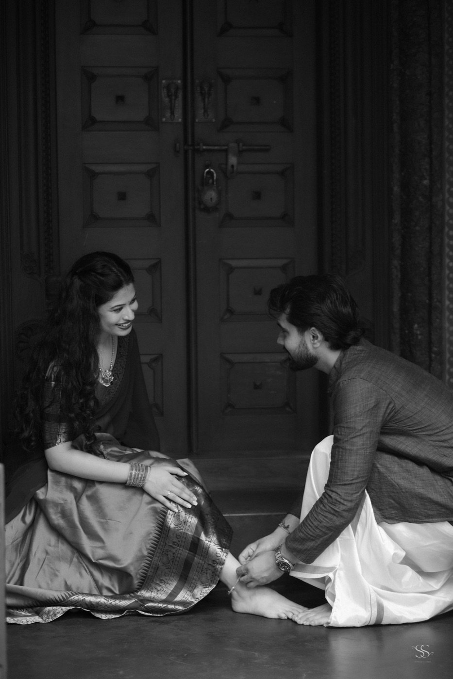Rohan fastening an anklet, black and white